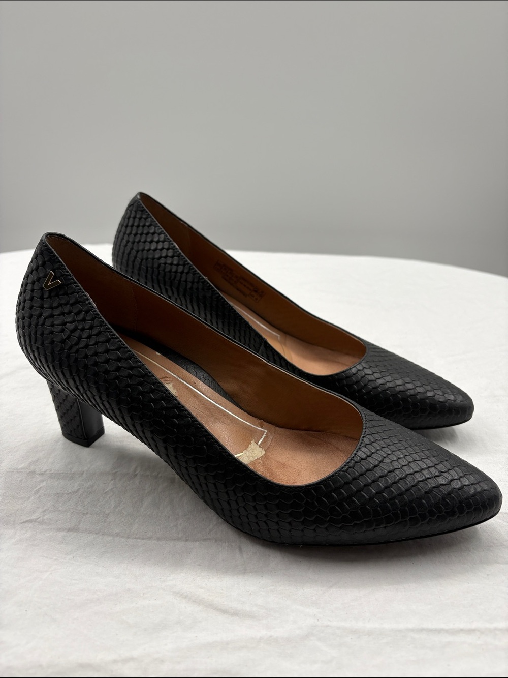 Vionic Black Snake-Embossed Mid Heel Pumps. 7.5.